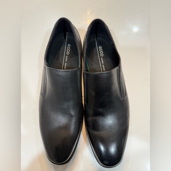 ECCO Men\'s Classic Black Slip-On Loafers